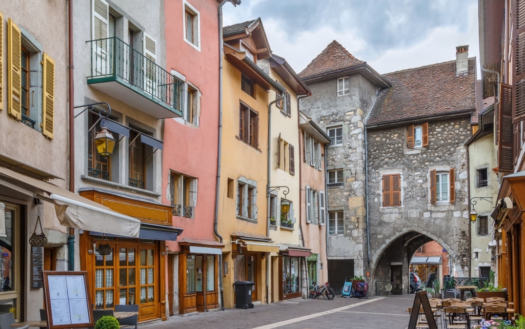 Rue avec des maisons historiques dans la vieille ville d'Annecy